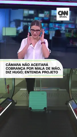 PL DAS BAGAGENS O presidente da Câmara dos Deputados, Hugo Motta (Republicanos-PB), afirmou nesta quinta-feira (16) que irá pautar a urgência do Projeto de Lei das Bagagens (PL 5041/2025), que estabelece a limitação de tarifas sobre bagagens de mão. De autoria do deputado Da Vitória (PP-ES), o projeto busca assegurar que passageiros aéreos possam levar uma bagagem de mão e um item pessoal em voos domésticos e internacionais operados em território nacional, sem custos adicionais. A Anac (Agência Nacional de Aviação Civil) já possui uma resolução que garante aos passageiros o direito de transportar gratuitamente uma bagagem de mão de até 10 quilos, desde que respeitados os limites de dimensão e segurança operacional. #CNNBrasil #BagagemDeMão #Mala #Cobrança #Viagem