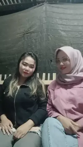 awakmu nyawang aku pegel  aku nyawang awkmu Ra Kober  marai ndinone Iki sibuk njoget aku