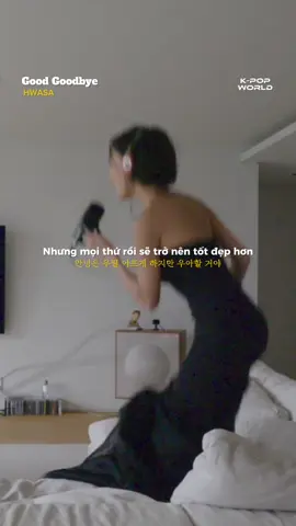 Trình là trình ai chấm. Chị Hoa vừa nhảy tưng tưng trên sofa vừa hát mà vẫn cứ hay😘😘😘 #good_goodbye #HWASA #fpy #kpopworld #xuhuong 