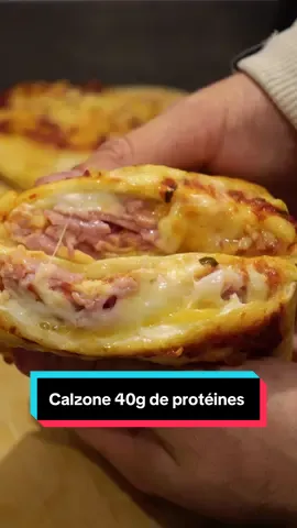 Mini Calzone +40g de protéines 💪🏼🍕 ➡️ Macros :  Pour une Calzone : G 51 - L 15 - P 42 / 515kcal  Pour 2 : G 102 - L 30 - P 84 / 1030 kcal ➡️ Ingrédients (pour 2 calzones) :  🐄 Skyr : 120g  🌾 Farine : 120g  🍞 Levure chimique : 5g  🥫 Sauce tomate :  🥓 Jambon : 120g  🧀 Mozzarella Rapée : 75g  🐣 Oeufs : 2  💪🏼🔥 Ebook des 30 recettes diet indispensables disponible sur mon profil  #calzone #recettecalzone #pizzaproteinee #recetteproteinee #fitjunkfood