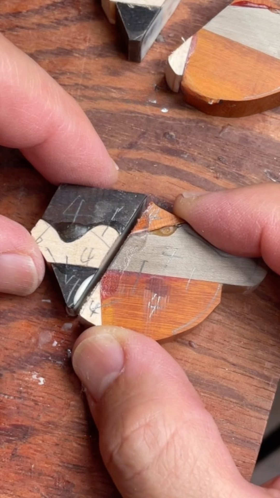 The artist designs detailed wooden pendants, showcasing adorable animals in a simple yet expressive style. Each handmade piece draws from traditional Japanese Yosegi craftsmanship, combining various woods to form elegant, one-of-a-kind accessories. Artist: @long._.tail___ #art #wooden #cute #animal