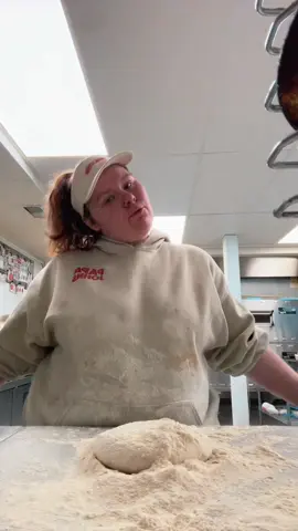 I’ve been doing this job off and on for 7 years 🤣 I’m gonna leave me putting a hole in this video. Because even we have mess ups lol #papajohns #papajohnspizza #workingmom #spinningskill