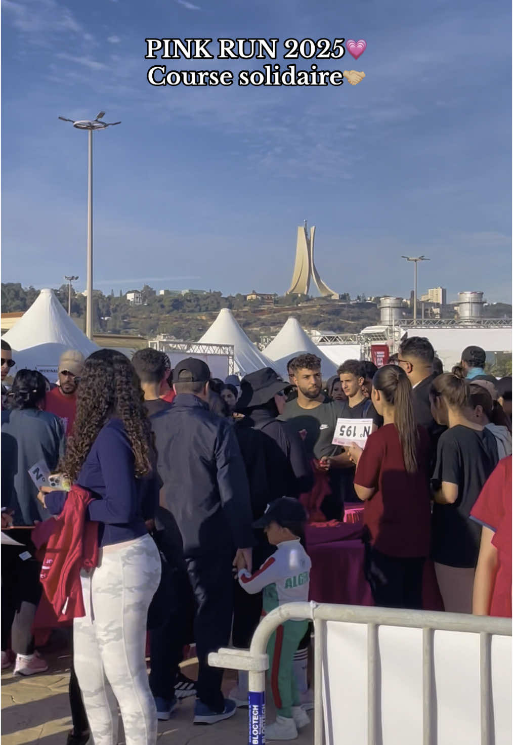 In solidarity with breast cancer patients 🩷🏃🏻‍➡️ #pinkrun #pink #course #octoberrose #octoberrose💞💞 #algerie #algeria #alger #صابلات_الجزائر_العاصمة #sablette_alger 