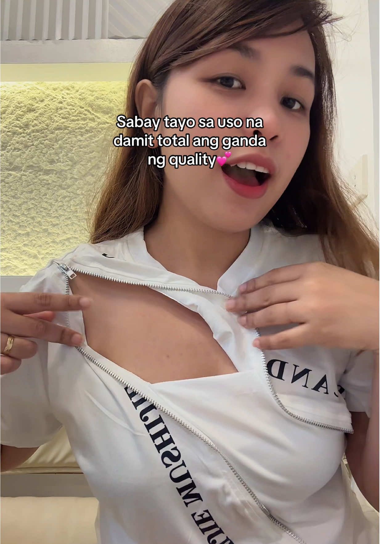 Kakaibang style ng damit na'to.. Zipper top White top Oversized shirt for women #top #whitetop #oversizeshirt 