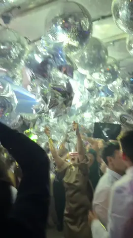 Que momento tan lindo para cerrar nuestra fiesta que con esta canción y los globos de estrellas 🎈⭐️ By @TU BODA EN LAS REDES 💍🤍📲  #boda #casamiento #novios #novia #wedding 