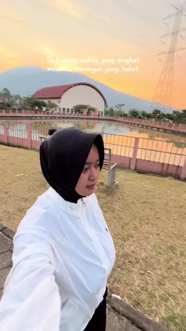 Semakin aku berlari, semakin samar garis finisnya #sadstory🥀 #rapuh #hampa #takmausendiri #joging 
