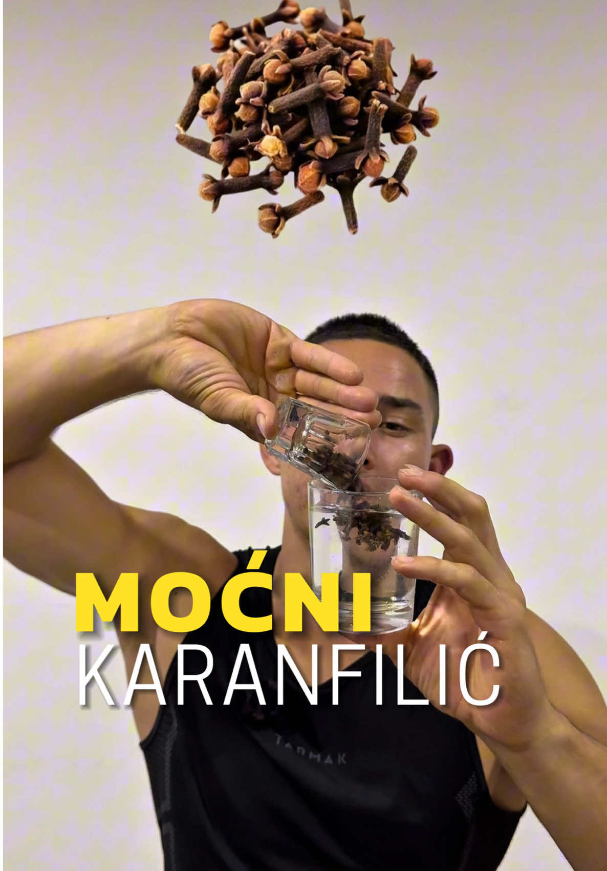 Voda od karanfilića 💧 Uveče potopi 3–5 karanfilića u čašu vode, ostavi preko noći i ujutru popij na prazan stomak. Čisti jetru, poboljšava probavu i jača imunitet 🌿 #PrirodniLekovi #Karanfilić #DetoksikacijaTela #Zdravlje