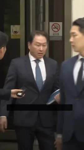 ĐỊA CHẤN LY HÔN HÀN QUỐC: CHỦ TỊCH SK CÔNG KHAI CÓ CON VỚI TIỂU TAM, TOÀ ÁN BỐI RỐI PHÂN CHIA KHỐI TÀI SẢN 1,38 NGHÌN TỶ WON. CỰU ĐỆ NHẤT TIỂU THƯ HÀN QUỐC ROH SO-YOUNG ( 63 TUỔI -CON GÁI  CỰU TỔNG THỐNG ROH TAE-WOO). VÀ CHỦ TỊCH SK LY HÔN SAU 35 NĂM CHUNG SỐNG VỚI 3 NGƯỜI CON. Phán quyết cuối cùng của Tòa án Tối cao Hàn Quốc trong vụ ly hôn giữa tỷ phú Chey Tae-won, người đứng đầu tập đoàn SK, và vợ cũ Roh So-young là:  * Bác bỏ khoản bồi thường tài sản 1,38 nghìn tỷ won (khoảng 1 tỷ USD): Tòa án Tối cao đã bác bỏ phán quyết của tòa án cấp dưới.  * Lý do: Khoản đầu tư 30 tỷ won của ông Roh Tae-woo (cha của bà Roh So-young, cựu Tổng thống Hàn Quốc) vào tập đoàn SK Group được xác định là có nguồn gốc từ tiền hối lộ (nguồn tiền bất hợp pháp). Do đó, khoản 