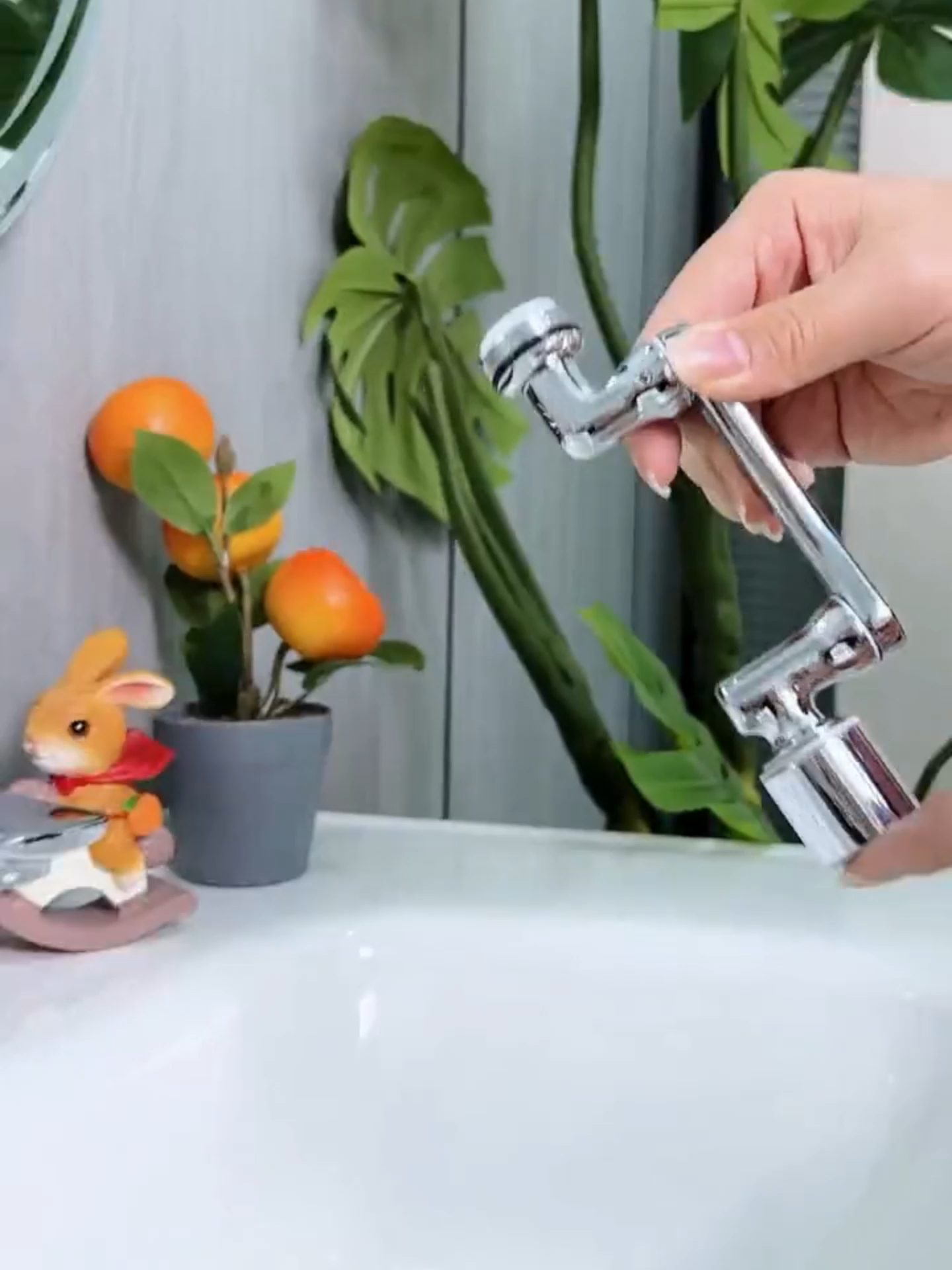 Vòi nước nhà bạn xoay được như thế này chưa? 😳 Cái đầu xoay 1080° này rửa góc nào cũng tới, khỏi cúi người, khỏi bắn nước tung tóe luôn nha!” #voixoay360 #daunoivoinuoc #dauvoinuoc #xuhuong #viral