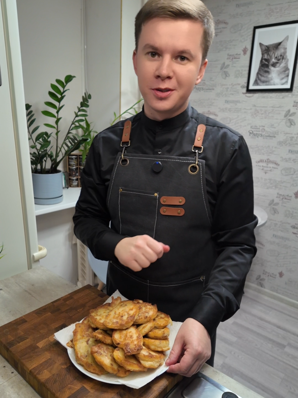 Ленивые беляши Ингредиенты: Для начинки: Фарш (Любой) - 300 г. Репчатый лук - 1 шт. Соль/перец - по-вкусу Для теста:  Куриное яйцо 1 шт. Соль - 0.5 ч/л. Сахар - 0.5 ч/л. Кефир (любой жирности) - 250 мл. Мука - 230 г. Сода - 0.5 ч/л. Растительное масло - для жарки  Важно: кефир обязательно должен быть комнатной температуры