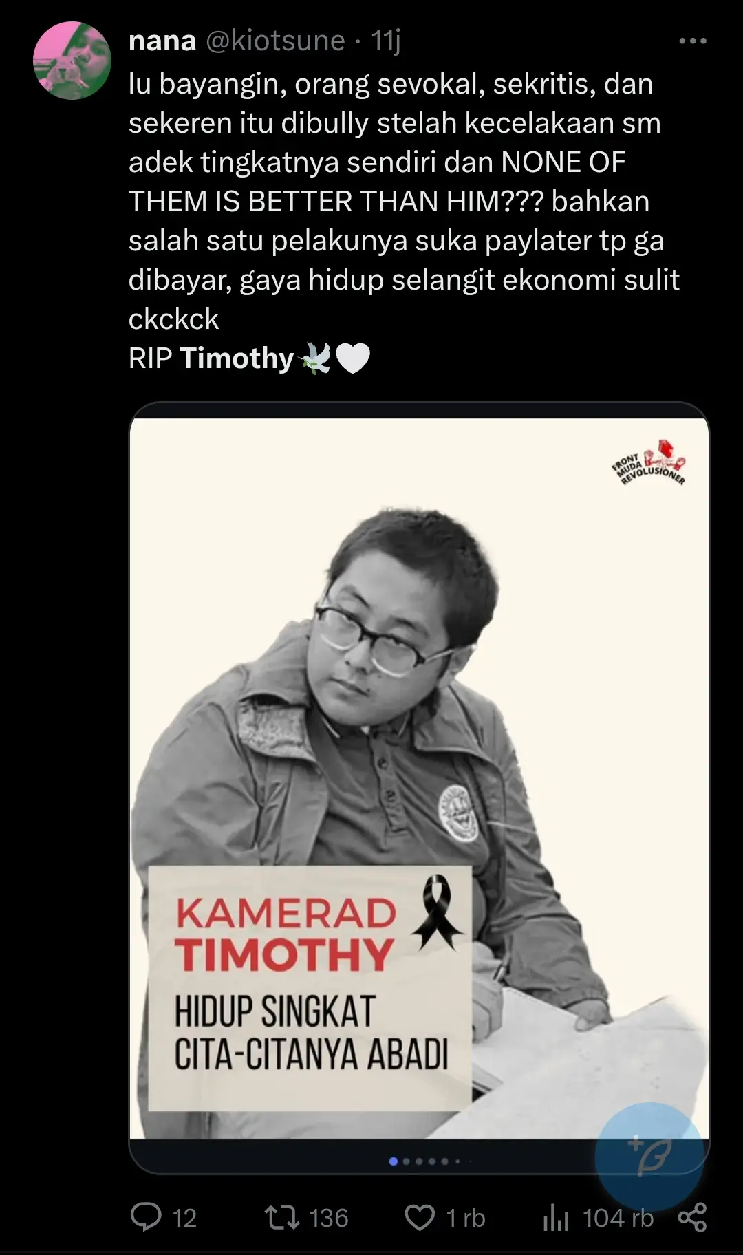 Baru buka X dan masih trend ternyata udah kemarin kemarin ini kejadiannya . Bacanya kek nangis bgt dan kesel bgt dan lagi lagi terjadi di kampus ternama. Udah gil@ kali ya. Hidupnya dibully, bahkan pas udah meninggal pun dia masih dibully juga. Gak ada rasa bersalah sama sekali. Kayak ga ada penyesalan dan pastinya gak layak disebut manusia. Buat kalian yang anggap enteng orang dibully kalian manusia bukan sih? Terus apalagi misal kalian pelaku pembullyan kalian manusia bukan sih? Buat pembully stop. Kalian emang dapet apa ? Misal menurut kalian happy dengan membully orang, please lah sakit bgt kalian gws yaa. Di dunia kalian emang bisa menindas orang. Tapi jangan harap balasan di hari akhir nanti kalian lolos ketawa ketawa. Lalu ingat hukum tabur tuai juga. Selamat jalan Timothy Anugerah Saputra. Gak kebayang dia katanya anak tunggal baca baca di koment gitu😭😭 , pasti ancur lebur perasaan orang tuanya. Lalu pesan buat yang belum kuliah, kalau mau kuliah ya silahkan kuliah dimana aja (utamakan negeri) tapi inget swasta juga belum tentu jelek. Kampus bagus gak menjamin isinya juga bagus begitupun kampus yang dibilang gak bagus belum tentu isinya juga gak bagus. Jadi, semua tergantung individunya, pada hakikatnya mau kuliah dimanapun pasti ada modelan pembully biasanya. Ya gak hanya di kampus, di dunia kerja atau sekolahpun pasti ada. Jadi kalo kalian kuliah sekolah apa kek inget tujuan kalian itu apa buat pendidikan itu jangan malah jadi pembully, inget pesan orang tua buat kalian apa , doa orang tua yang selalu dipanjatkan buat kalian itu apa. Lalu yang perlu kalian ingat, jangan anggap mental semua orang sama dan jangan normalisasikan pembullyan. Ini pesan aja dari saya yang mau saya share ya meski saya bukan siapa siapa juga, cuma mau nulis aja kali lewat di beranda kalian dan bermanfaat.   Last, Kamu gak akan lebih tinggi dengan merendahkan orang lain dan stop bullying, start caring 🙏🏼 #riptimothy #stopbullying 
