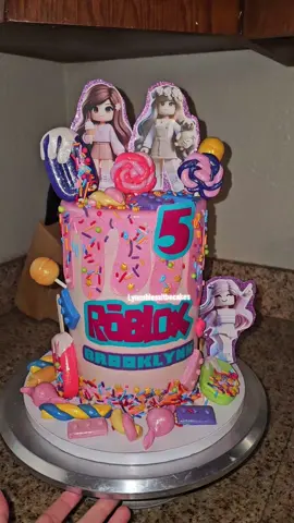 Roblox Girl Cake; Instagram- Lynnsblessitbecakes #LynnsBlessItBeCakes #RobloxCake #RobloxGirl #Roblox #HoustonCakes 