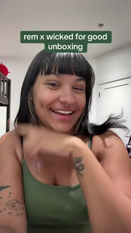 unboxing the new @r.e.m. beauty x wicked for good makeup collection 💚🩷 #rembeauty #rembeautyxwicked #haul #makeup #microinfluencer 