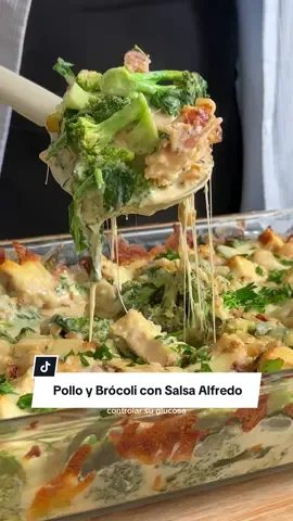 🥦Pollo y Brócoli con Salsa Alfredo Cremosa #bajoencarbohidratos  Encuentra la receta detallada en mi video de Youtube 💕 🎥Mi canal se llama: Yaidy Makes en Español  Ingredientes para el Pollo: 2 pechugas de pollo grandes Sal, al gusto  Pimienta negra, al gusto Orégano, al gusto Paprika, al gusto Ajo en polvo, al gusto Ingredientes para la Salsa Alfredo y el Pastelón: ½ cebolla grande, finamente picada 1 diente de ajo grande, rallado o picadito 1 ¼ tazas de crema espesa (heavy cream) ½ taza de queso parmesano rallado ⅛ cdta. de sal, o al gusto 3 puñados grandes de espinaca fresca 18 oz de ramilletes de brócoli fresco 1 taza de queso mozzarella rallado Perejil fresco picado, para adornar Instrucciones: 1. Precalentar el horno a 350°F (175°C). 2.Secar las pechugas de pollo y sazonar generosamente por ambos lados. Calentar un sartén grande a fuego medio-alto y sellar el pollo por 4-5 minutos por lado hasta que esté dorado. Retirar del sartén y reservar. 3. En el mismo sartén, bajar el fuego. Sofreír la cebolla picada hasta que esté traslúcida. Añadir el ajo rallado y cocinar por 30 segundos. 4. Verter la crema espesa, raspando el fondo del sartén. Llevar a un hervor suave. Apagar el fuego e incorporar el queso parmesano. Agregar la espinaca fresca y mezclar hasta que se ablande. 5. En un molde para hornear de 9x13 pulgadas, crear una capa con los ramilletes de brócoli fresco. 6. Picar el pollo sellado en cubos y distribuirlo sobre el brócoli. Verter la salsa Alfredo sobre el pollo y el brócoli. Espolvorear el queso mozzarella rallado por encima. 7. Hornear durante 25 minutos, o hasta que el brócoli esté tierno y el queso esté dorado y burbujeante. Adornar con perejil fresco.