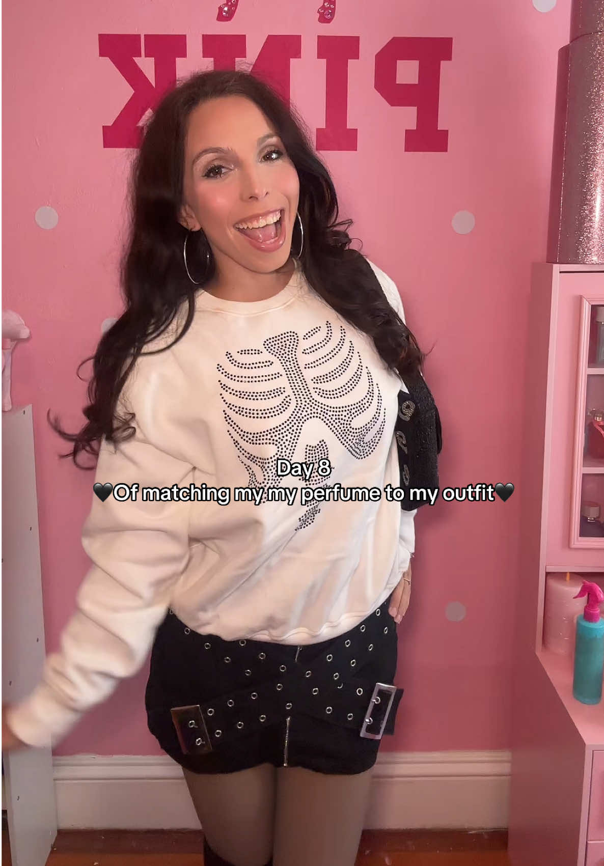 Day 8 of matching my perfume to my outfit 🥹🪽 today we have @Victoria’s Secret tease crème cloud . A delicious warm clean scent that literally smells as what I think a cloud would smell like ☁️ it’s creamy and also powdery at the same time ! It’s delicious and my most used scent ☁️🖤🪽 #victoriassecret #scentoftheday #outfitoftheday #vspinkbling #vspinkoutfit 