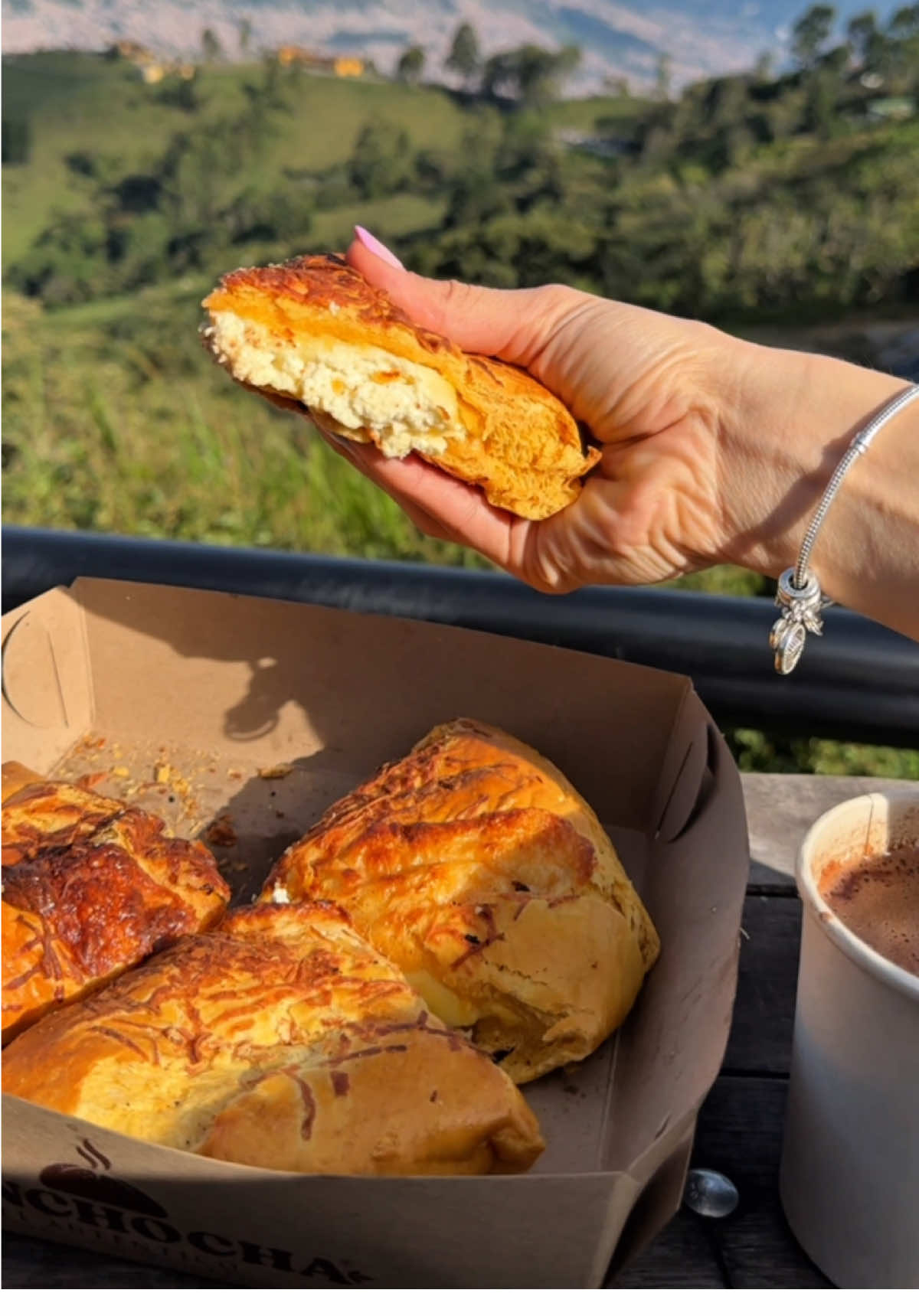 Esa persona cuyo nombre empieza por J te debe más que un pancito… te debe una tardecita en Panchocha 😋🌅 #atardecer #nombreconj #planes #panchocha #pancito 