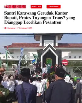 Ratusan santri dari berbagai pondok pesantren di Karawang memadati Jalan Ahmad Yani By Pass, Jumat (17/10/2025) siang. Mereka datang bersama para kiai, ulama, dan tokoh agama di bawah bendera Aliansi Pusaka (Persatuan Umat dan Santri Karawang) untuk menggelar aksi damai. Aksi tersebut merupakan bentuk protes terhadap tayangan program “Xpose Uncensored” di Trans7 edisi 13 Oktober 2025, yang menurut massa telah melecehkan simbol kesantrian dan keulamaan. Massa berorasi di depan Kantor Pemkab Karawang, menuntut agar pemilik Trans7, Chairul Tanjung, datang langsung ke Pondok Pesantren Lirboyo, Kediri, untuk meminta maaf dan melakukan tabayun kepada para ulama. #boikottrans7 #pondokpesantren #santri #viral #karawang 