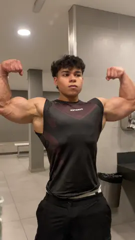 New drop! @fursten.ar codigo “TADEO” oara un descuento! #GymTok #gymmotivation #foryoupage #bodybuilders #foryou 