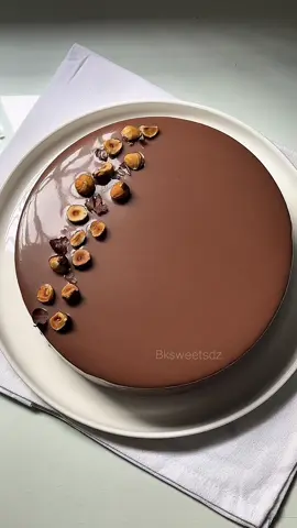 •	100 غ ماء 	•	200 غ سكر ناعم (سنيدة) 	•	100 غ كريمة سائلة بنسبة دسم 30٪ 	•	150 غ شوكولاتة (بيضاء أو بالحليب أو داكنة) 	•	5 أوراق جيلاتين (بقوة 150 بلوم) → أو 10 غ جيلاتين بودرة (أو أوراق بقوة 200 بلوم) 	#entremet #patisserie 