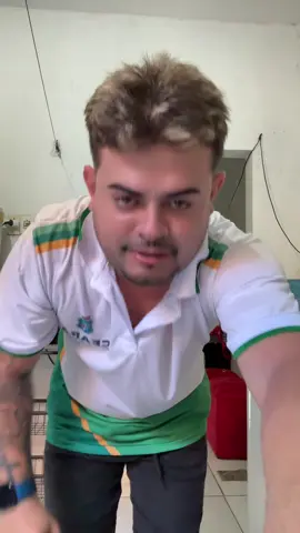 Tem que ser P a farda do colégio