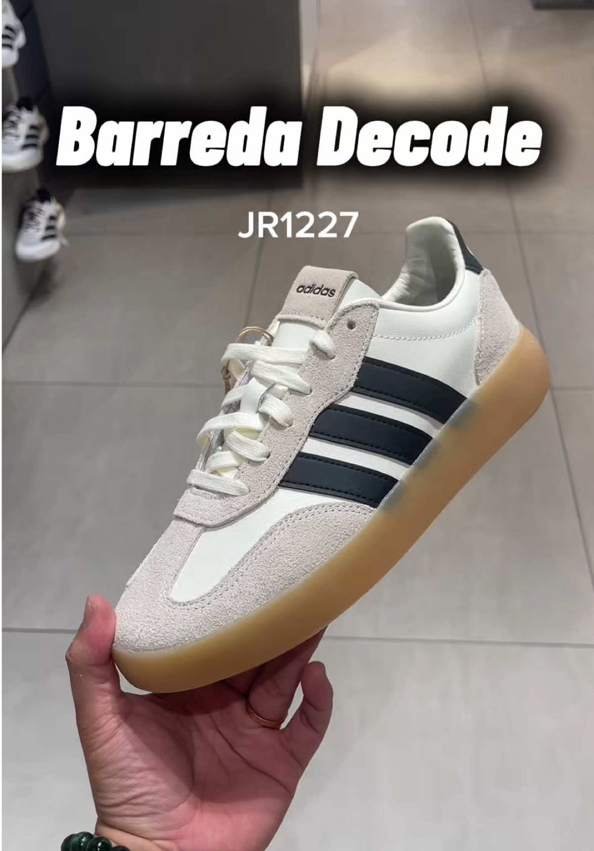 Phong cách đường phố mà vẫn toát nét lịch lãm — Adidas Barreda Decode JR1227 — Upper da + synthetic sang & bền — Đế cao su chắc chắn, mang êm mỗi bước — Tông Off White / Black / Gum dễ phối từ outfit tối giản đến streetwear cá tính Một đôi sneaker mà có thể đi học, đi làm, dạo phố đều cân hết 💥 Bạn đã thử đôi Barreda Decode chưa? Comment cảm nhận của bạn bên dưới nha 👇 #Adidas #BarredaDecode #SneakerLife #StreetStyle #FashionMen   