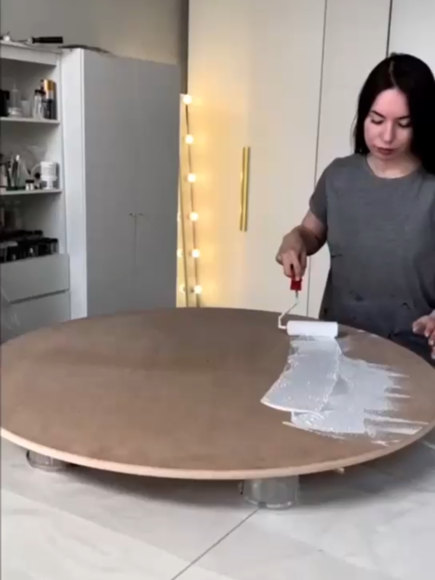 ✨ Cria arte, decora a tua casa e ainda ganha dinheiro com isso! O curso de Resina ensina-te a produzir peças modernas, elegantes e irresistíveis. Tudo com materiais simples e explicações práticas. 👉 Link da bio para começar! #resinaepoxi #arteemcasa #feitoamao #artesanatobrasil #resinacriativa 