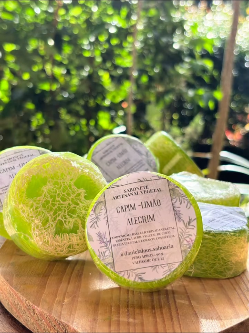 💐 Cria sabonetes artesanais com formas, cores e aromas que encantam! Mesmo sem experiência, vais aprender tudo com aulas simples e práticas 💝 👉 Começa hoje pelo link da bio! #sabonetescaseiros #feitoamao #artesanatocriativo #sabonetearte #cosmeticosartesanais 