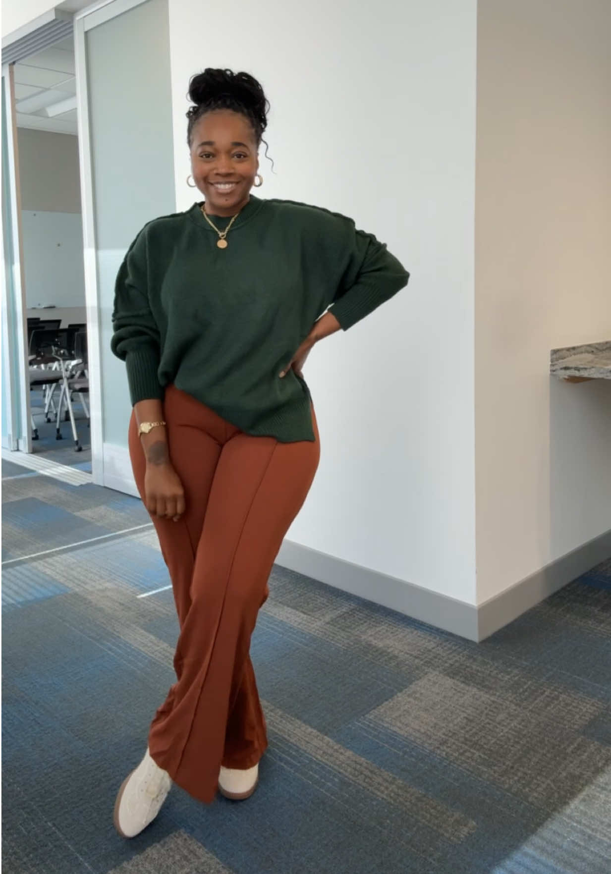 This color combo deserves a round of applause 👏🏾🍁 #OutfitInspo #FallFit #ColorBlocking #OOTD #FridayVibes 