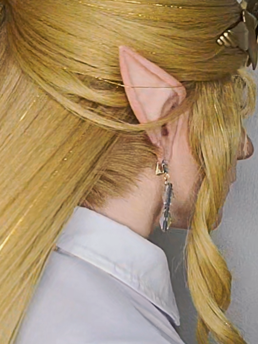 can we hold space for the hairline behind the ears? because it nearly broke me #wigtok #helmetwig #gluedhairline #lacefrontwig #wigconstruction 