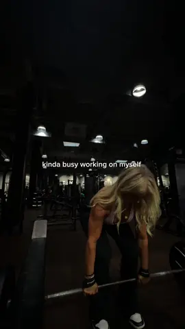 sorry I can not hear you 🎧✨ • • #gym #gymgirl #gymmotivation #fyp #fitnessmotivation                