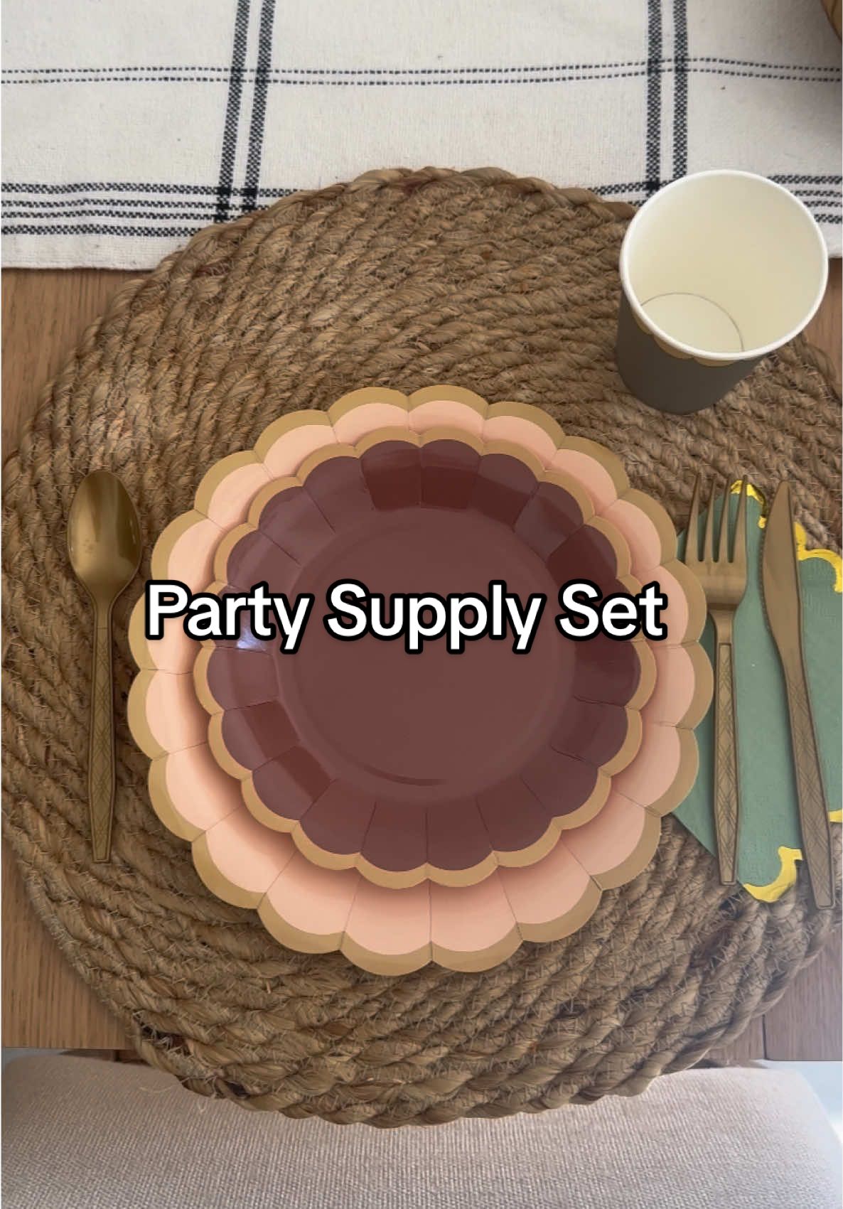 How cute is this fall party supply set?! 🎉🍂You can get yours at Amazon.com/shop/leahferezan under “kitchen”. 