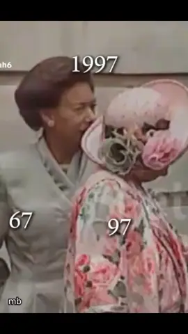 rainha mãe e sua filha Margareth, rainha mãe faleceu um mês depois que sua filha Margareth #queenmother #queenelizabeth #margareth #princess #rebelde #mb #fyp 