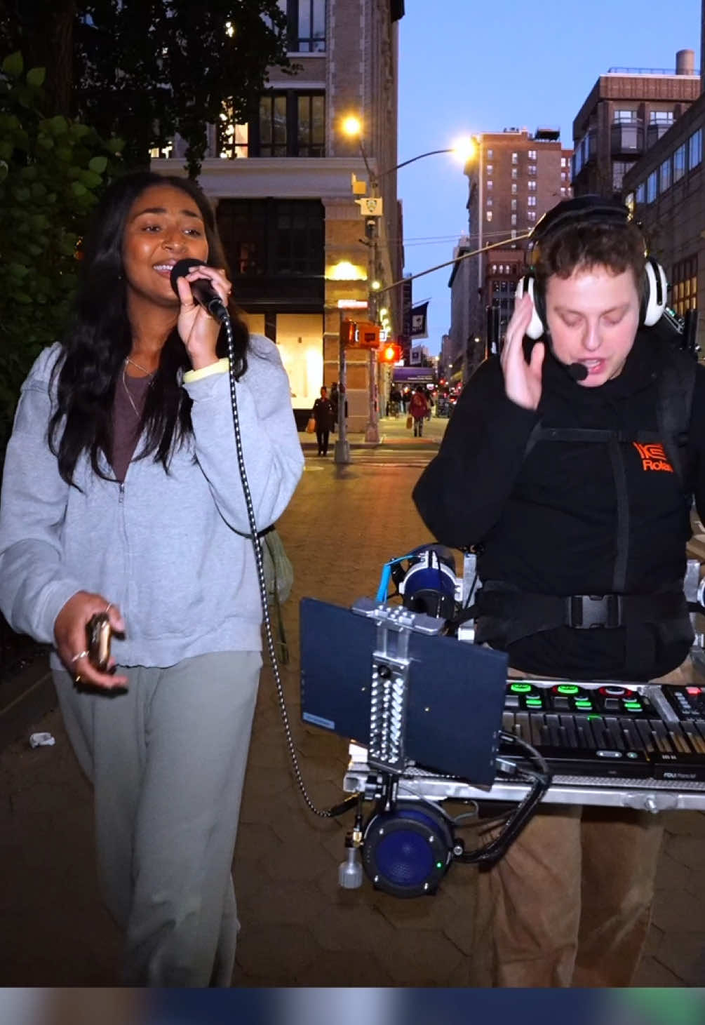 Ran into these grad students by Washington Sq Park who turned out to be music therapists. The beat ended up more neo-soul than Hiatus Kaiyote (who I’ve listened to for many years!), but was still such a vibe. @jody HiGHROLLER absolutely floated on this beat ☁️