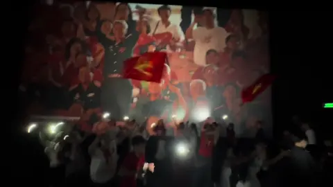 Rạp tui cỡ nàyyy     #ToQuocTrongTimTheConcertFilm #ToQuocTrongTim 