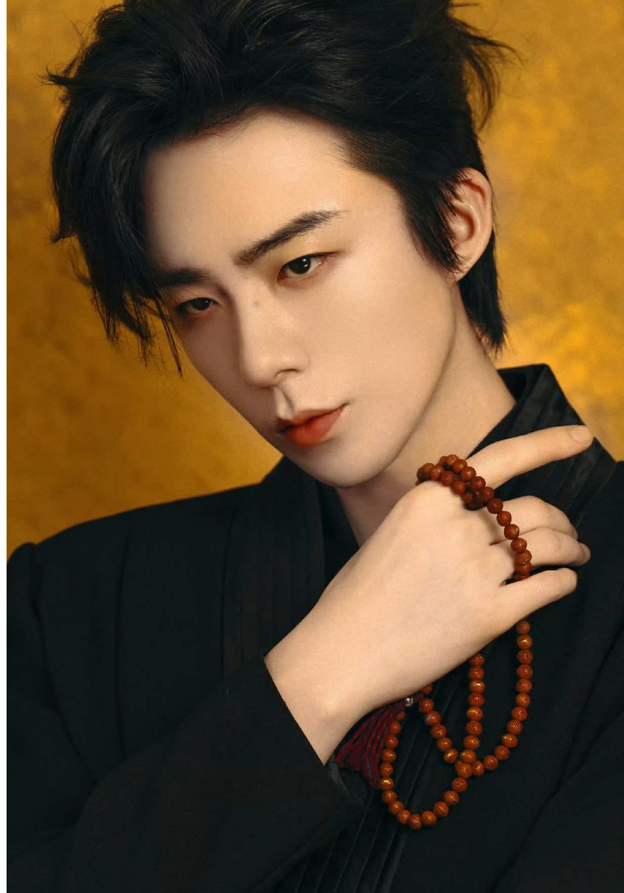 “Ngắt nhành hoa ở Giang Nam  Phối cùng gió xuân và nến đỏ Người đa tình như ta đem lòng yêu cả thiên hạ Tương phùng khắp nhân gian May mắn có được vài tri kỷ Cùng ta say chén rượu nồng, ngắm sương khói lúc chiều buông…” 🔥Trích: Bất Vị Hiệp - Tiêu Ức Tình 🔥Thấy vibe này của ông Ning cũng hợp với lời bài hát này lém 😍 💜💜💜💜💜💜💜 #lưuvũninh  #liuyuning刘宇宁  #phaidaucuoctinhremix  #outfitsliuyuning  #mihafamily 