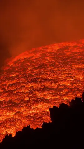 Il suono originale del vulcano. Il rumore della fuoriuscita dei gas ad alta pressione da una bocca effusiva attiva dell’Etna, accompagnato dallo spettacolo della lava che scorre di notte, crea una delle combinazioni più affascinanti che solo un vulcano attivo come l’Etna può offrire. 🌋 Queste immagini sono state registrate durante l’ultima eruzione 👉 Scopri di più sul nostro sito ufficiale: https://guidevulcanologicheetna.it @Guide Vulcanologiche Etna Nord  #etna #sicily #travel #lavaflow #nature 