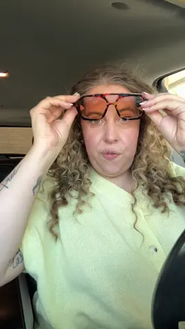 Sunglasses that don’t pull your hair, yes please! #sunglasses #falltrends 