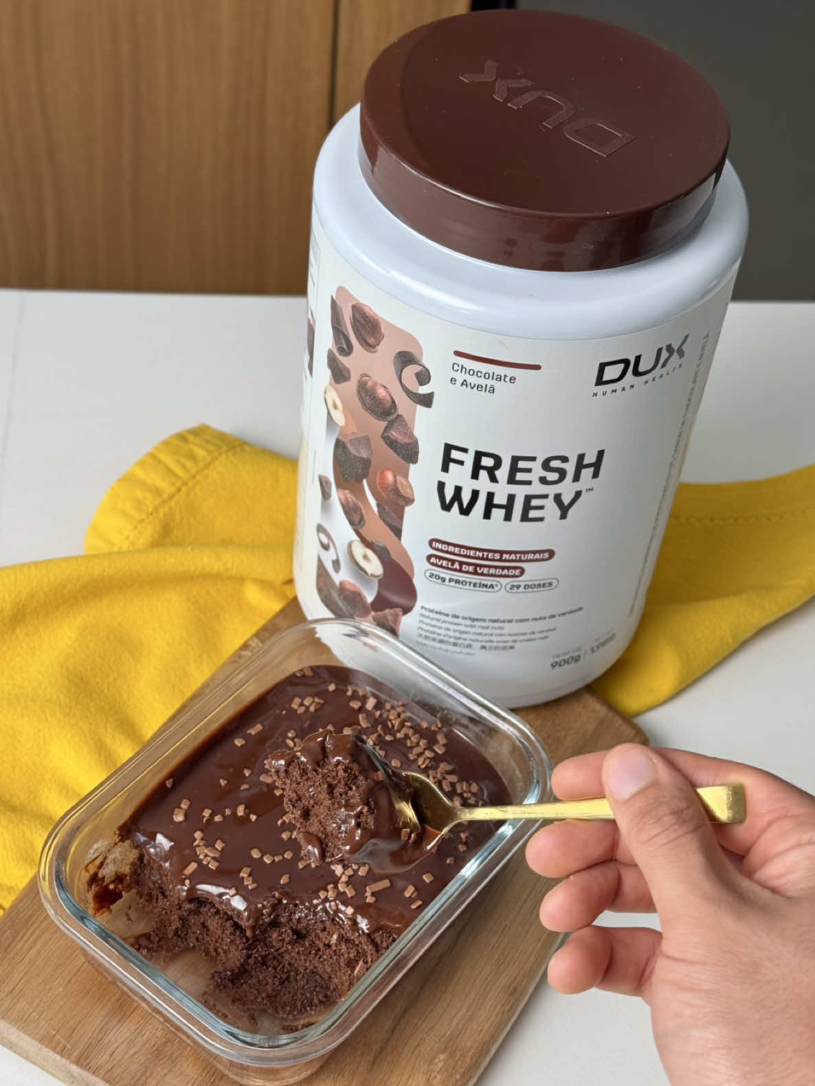 Bolinho de chocolate saudável pra semana 😍 Ingredientes:  3 ovos  1/3 de xícara de adoçante em pó  1 colher de chá de baunilha  1/3 de xícara de leite  1/2 xícara de aveia em flocos finos  1/2 xícara de cacau em pó  1 scoop de FreshWhey de chocolate e avelã  1 colher de café de fermento em pó  Modo de preparo:  Bata tudo muito bem no liquidificador e despeje em potinhos de vidro de 200 mls, leve ao microondas por 1 minuto e meio.  Calda:  200 mls de leite desnatado  2 colheres de sopa de cacau em pó  2 colheres de sopa de adoçante em pó  Misture tudo muito bem, fure o bolinho e despeje por cima.  Ganache:  150 gramas de chocolate 70%  100 gramas de creme de leite  1 scoop de Freshwhey de chocolate e avelã  Derreta o chocolate com o creme de leite, acrescente o Freshwhey e misture bem. Despeje por cima dos bolinhos e decore como preferir!  Leve pra geladeira e agora é só aproveitar!  #duxhumanhealth #saudepoderosa 