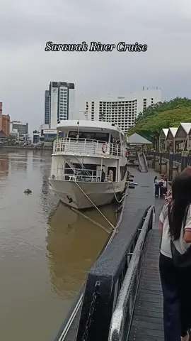 Pengalaman menaiki Sarawak River Cruise menyusuri sepanjang Sungai Sarawak,  seperti di oversea 😍😍 #sarawakrivercruise #sungaisarawak  #kuchingsarawak  #foryoupage #fyp 