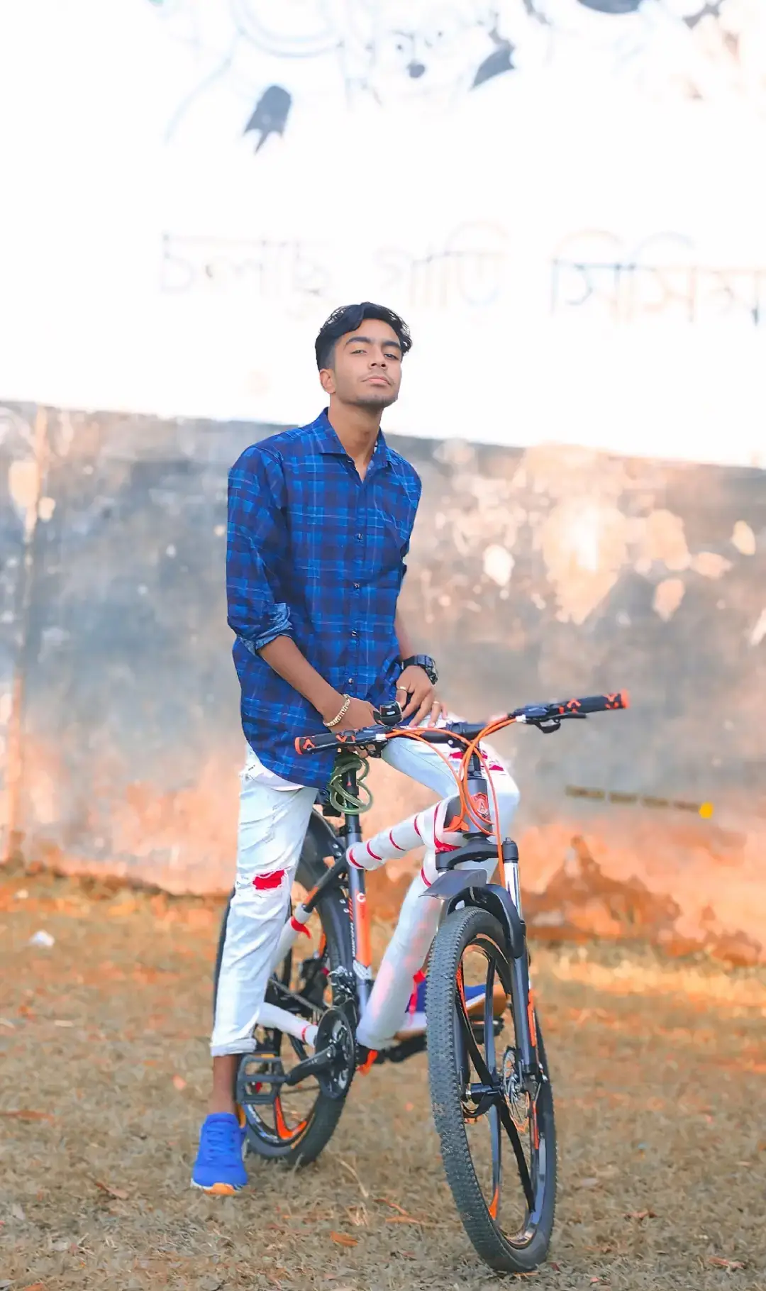 একটা সম্পর্কের শুরুর আগমুহূর্ত কি অসাধারণ হয় তাইনা? কত মনযোগ নিয়ে কথার সংখ্যা বাড়াতে থাকে দুজন মানুষ। তারচেয়েও বেশি সুন্দর হয় সম্পর্কের শুরুর মুহূর্ত গুলো। মনে হয় এই একটা মানুষ, যাকে আমার সবটুকু বলে দিতে মন চায়। শুরুর দিক গুলোতে অনেক সুন্দর সুন্দর স্মৃতির জন্ম হয়। দুজন মিলে একে অপরকে নিয়ে কত স্বপ্ন দেখে ফেলে মানুষ। রাগ করে দুচারদিন কথা না বলে থাকা। তারপর আবার সব ঠিক হয়ে যাওয়ার পরের মুহূর্ত টা। কি অদ্ভুত রকম সুন্দর লাগে সবকিছু। অনুভব হয় আমার একটা ব্যক্তিগত মানুষ আছে। তারপর যখন সম্পর্কের বয়স বাড়ে, হঠাৎ কিভাবে যেনো সব কিছু এলোমেলো হয়ে যায়। কোনো একজনের কথা ফুরিয়ে যায়। ধীরেধীরে কথা কম অজুহাত বাড়তে থাকে। তারপর শুরু হয়ে যায় কথার আঘাতের পর্ব। আচমকা যেনো হঠাৎ করেই শুরুর দিন গুলো হারিয়ে যায়। একদিন সব স্বাভাবিক হয়ে যাবে এই ভেবে কেউ একজন অপেক্ষা করে যায়। অন্যদিকে অন্যজন কিভাবে দূরত্ব তৈরী করে সম্পর্কের সমাপ্তি ঘটানো যায় সেই অপেক্ষায় থাকে। আর এই শেষ সময়ে কোনো একজনের জীবন পুরোপুরি বিষাদময় হয়ে যায়।  মানুষ গুলো কি অদ্ভুত। কাছে আসার জন্য কত বাহানা কত অনুরোধ, তারপর যখন কাছে আসার অনুমতি পায় তাদের আগ্রহ কমে যায়। একটা সময়ের পর দূরে যাওয়ার জন্য ছটফট করতে থাকে। কি ভয়ংকর ব্যাপার। সত্যিই এই দুনিয়াতে মানুষের চেয়ে ভয়ংকর কিছু নেই। 🌸 robot 🦋A'M #creatorsearchinsights #unfeezmyaccount #bangladesh🇧🇩 @TikTok 