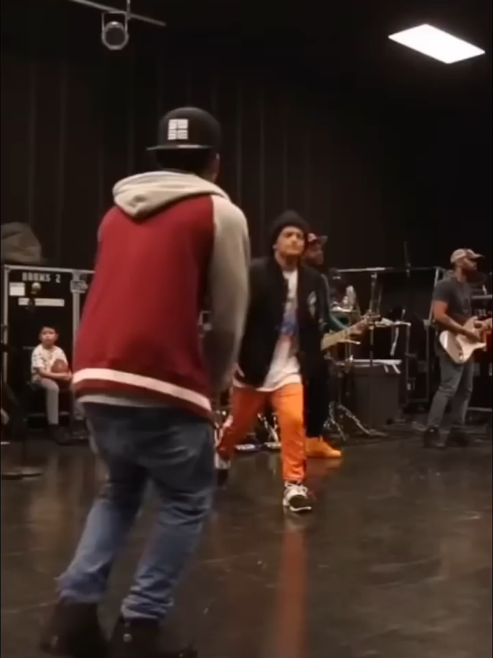 Bruno Mars at “Finesse” dance break rehearsal back in 2018. 🧡 #brunomars