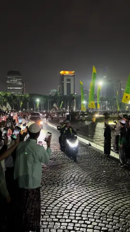 Alhamdulillah yaa allah.... Tabligh akbar.. Doa bersama untuk bangsa bersama Majelis Rosulallah dan Habib Umar Bin Salim Bin Hafizd di monas jakarta pusat.. #habibumarbinhafidzh #majelisrasulullah #habaibulama #fyppppppppppppppppppppppp 