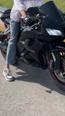 On REPEAT 🔁#honda #bikergirl #sheridesscooty #cbr 