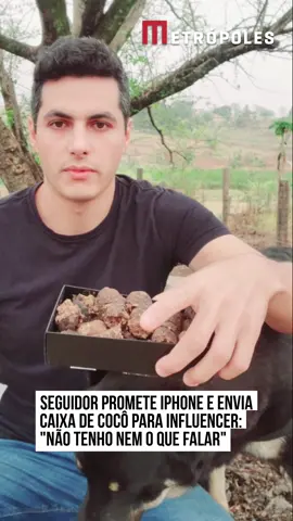 Conhecido pelos trabalhos que faz com #animais, o influenciador Afonso Páulla teve um surpresa nada agradável. Um seguidor havia dito ao criador de conteúdo que, por admirar o trabalho que faz, enviaria um #iPhone para que o #influencer sorteasse entre os seguidores do canal.  Inocentemente, acreditando no lado bom das pessoas, ele passou o endereço para que fosse enviado o objeto. Quando chegou a encomenda, algo não cheirava bem, literalmente! Acontece que, ao remover o lacre, reparou que se tratava de uma caixa de um aparelho Samsung e exalava odores bastante desagradáveis. Ao abrir a caixa, um cruel surpresa: estava recheada de cocô de cachorro. Bastante abalado ao lado da cachorrinha Fiona, Afonso lamentou o episódio. 
