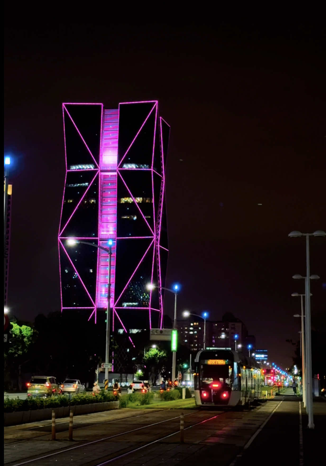 歡迎來到最美的海灣城市 「高雄」 Welcome to the most beautiful bay city, Kaohsiung - 1.魔都中鋼參戰 2.高雄女中參戰 4.高雄展覽館參戰 3.高雄總圖空橋二次參戰 LIGHT UP 高雄 IN PINK 官方 1.高雄流行音樂中心（輕軌真愛碼頭站） 2.愛河（輕軌真愛碼頭站） 3.大港橋（輕軌駁二大義站） 4.高雄港旅運中心（輕軌旅運中心站） 5.高雄火車站（捷運高雄車站） 6.美麗島捷運站（捷運美麗島站） 7.衛武營藝術中心（捷運衛武營站） 8.高雄展覽館（捷運高雄展覽館站） 9.紅綠燈 （新崛江、駁二、世運路口） LIGHT UP 高雄 IN PINK  私人 1.大立百貨（捷運中央公園站） 2.高雄市立圖書總館（捷運三多商圈站） 3.H2O水京棧國際酒店（捷運凹子底站） 4.義大世界摩天輪（左營高鐵轉義大客運） 5.中鋼總部大樓（捷運經貿園區站） 6.高雄女中（捷運高雄公園站） 7. 高雄市立圖書總館空橋（捷運三多商圈站）  ▫️點燈時間：10/13 - 10/19 / 17:30~22:30 #高雄 #高雄景點 #kaohsiung #taiwan #blackpink