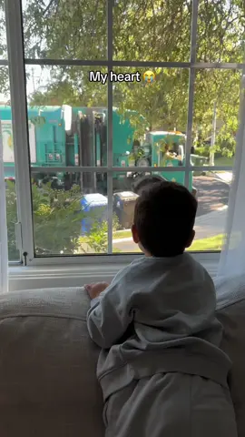 I’m in love with this little boy that loves all type of trucks. Especially trash trucks 🥹🩵 #toddlersoftiktok #toddlermom #trashtruck #toddler #latinacontentcreator 