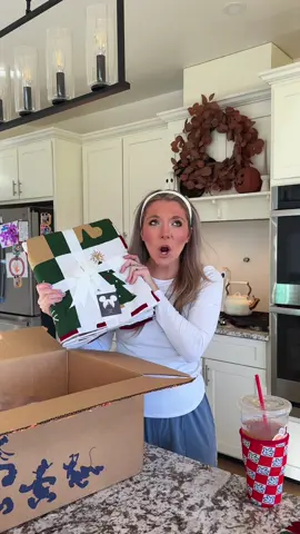 Anyone else in the mood to drag out the mistletoe and garland? 🎄🎅🏼🎁✨ #christmasdecor #sahm #christmascountdown #disneyhome #realisticmomlife 