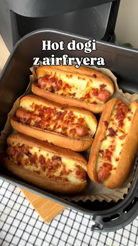 Hot dogi z #airfryer  Nie jest to danie, które często gości w moim domu, ale od czasu do czasu można zaszaleć. ;) #przepis  4 bułki do hot dogów (z dobrym składem) 200 g sera mozzarella (tarty) 4 parówki lub cienkie kiełbaski (dobry skład)  prażona cebulka  ketchup, majonez lub ulubiony sos  Gotowe #hotdogi zapiekany w 180C około 10 minut :) 