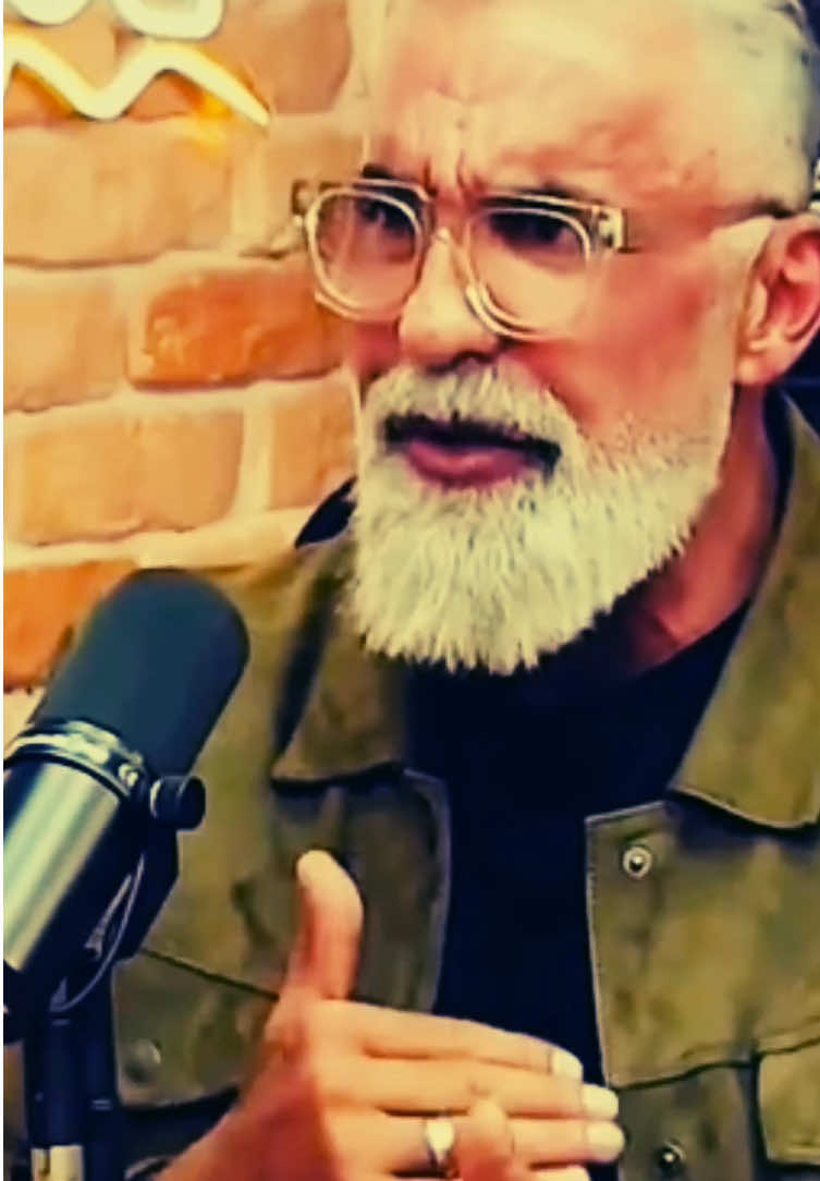 É assim que começa a resistencia a insulina. A gente estimula o corpo o tempo todo — com sucos, refrigerantes, álcool e carboidratos em excesso. O pâncreas trabalha sem parar, e a insulina sobe cada vez mais. Até que o corpo para de responder. E é aí que começa a resistência à insulina — o início silencioso de doenças como hipertensão, diabetes e Alzheimer. Tudo isso por causa de uma rotina alimentar desregulada. E tudo começa no prato. 🌿 🎙️ créditos: @drbarakat 💚 doses diarias pra quem quer viver melhor #vitalismo #resistenciaainsulina #saudemetabolica