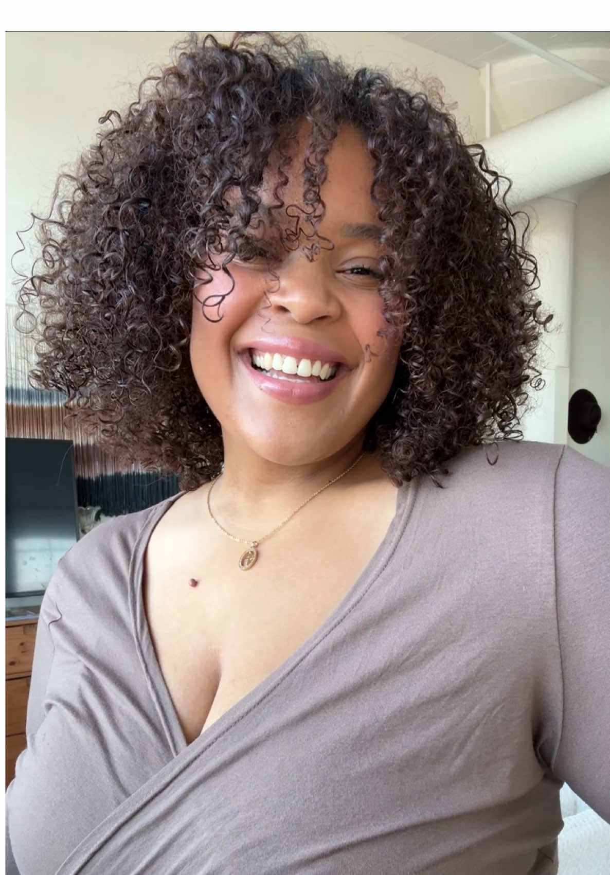 Soft hold, no crunch, and curls that bounce. ✨ The @DevaCurl Quench ‘n Define Gel is my wash day essential! It locks in moisture, defines every curl, and leaves my hair feeling silky and full of life. #QuenchNDefineGel  A little air dry, a quick diffuse, and I’m left with the shine and shape I love every single time. 💚  #devacurlpartner #DevaCurl #CurlRoutine #HealthyCurls  